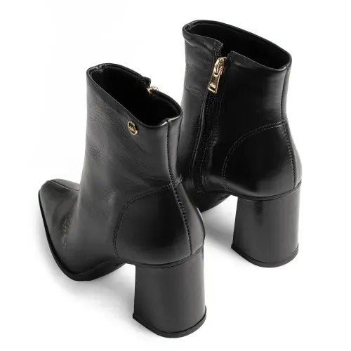 Bota Dakota de Cano Curto em Couro Preta